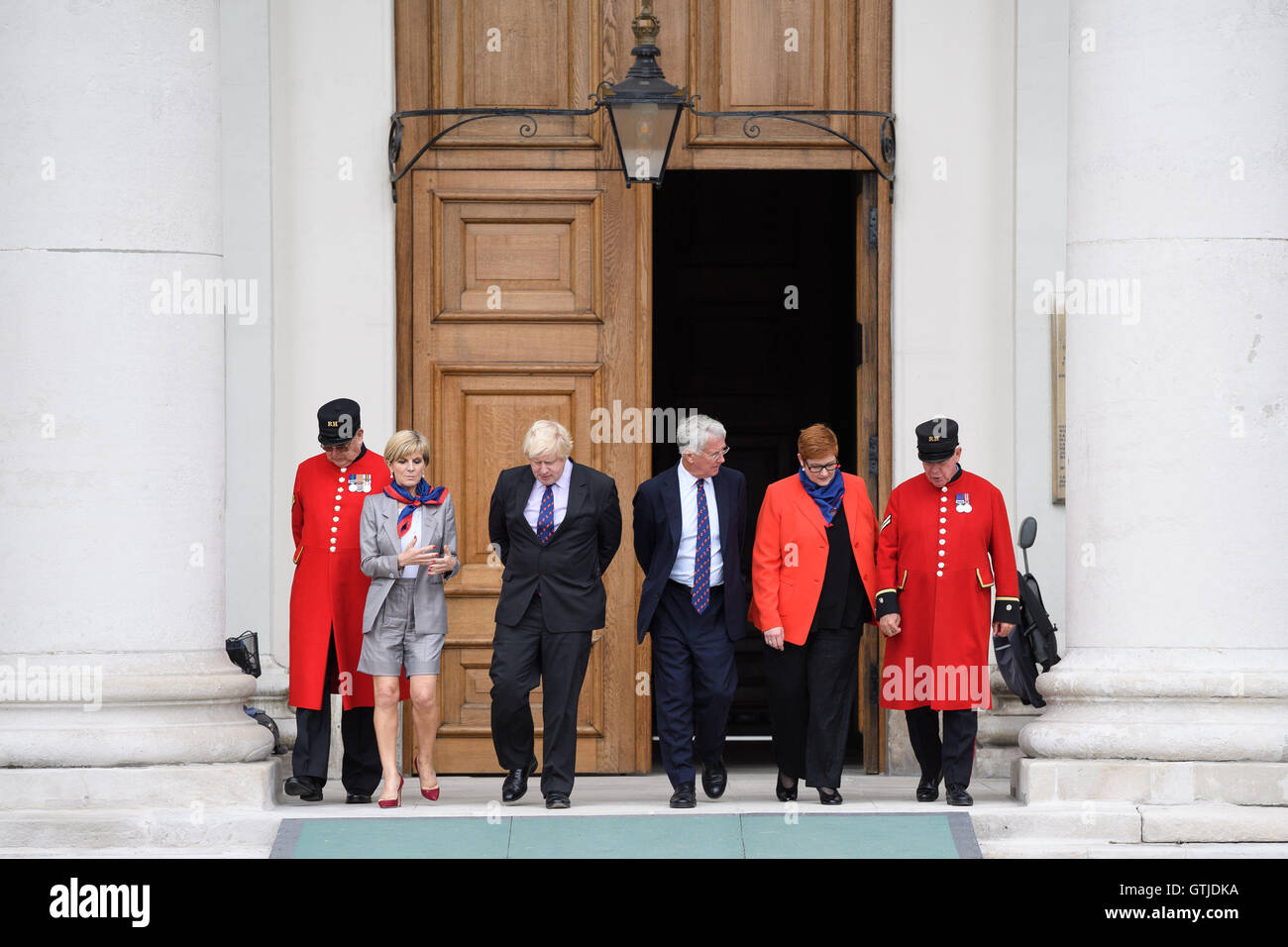 Australischer Außenminister Julie Bishop (zweiter von links), Außenminister Boris Johnson (dritte links), Defence Secretary Michael Fallon (dritte rechts) und Australian Defence Minister Marise Payne (zweiter von rechts) gehen mit Chelsea Rentner bei einem Rundgang durch das Royal Hospital Chelsea in London. Stockfoto