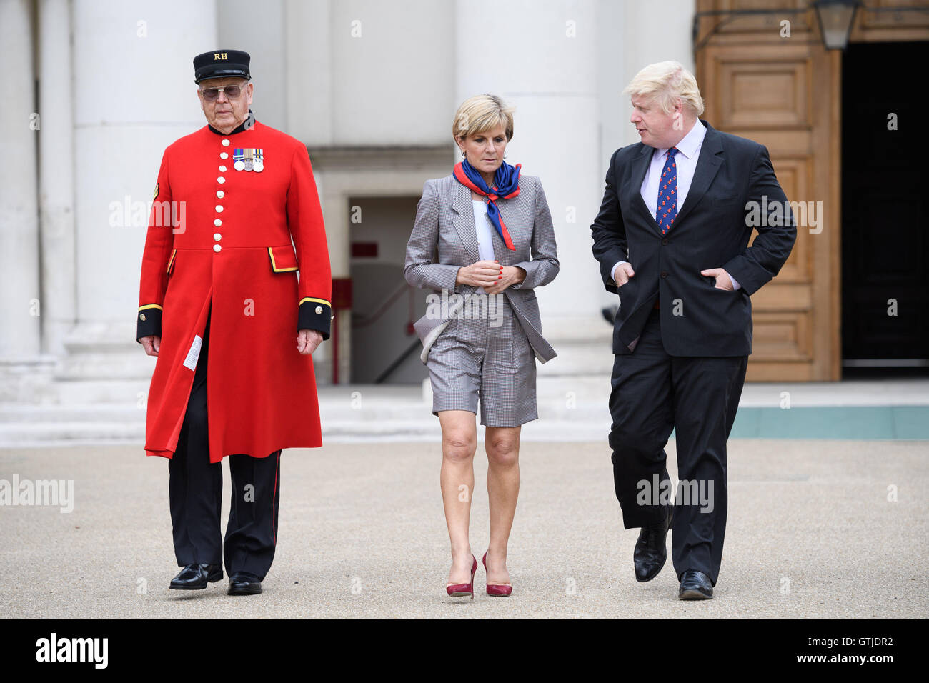 Australischer Außenminister Julie Bishop geht mit Außenminister Boris Johnson und Chelsea Rentner bei einem Rundgang durch das Royal Hospital Chelsea in London. Stockfoto