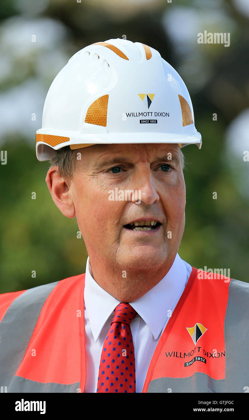 Anführer des Kent County Council Paul Carter auf der Baustelle der neuen Schule Anbau in Sevenoaks, Kent, nach einer Baumpflanzaktion Ereignis zum Start der Bauarbeiten. Stockfoto