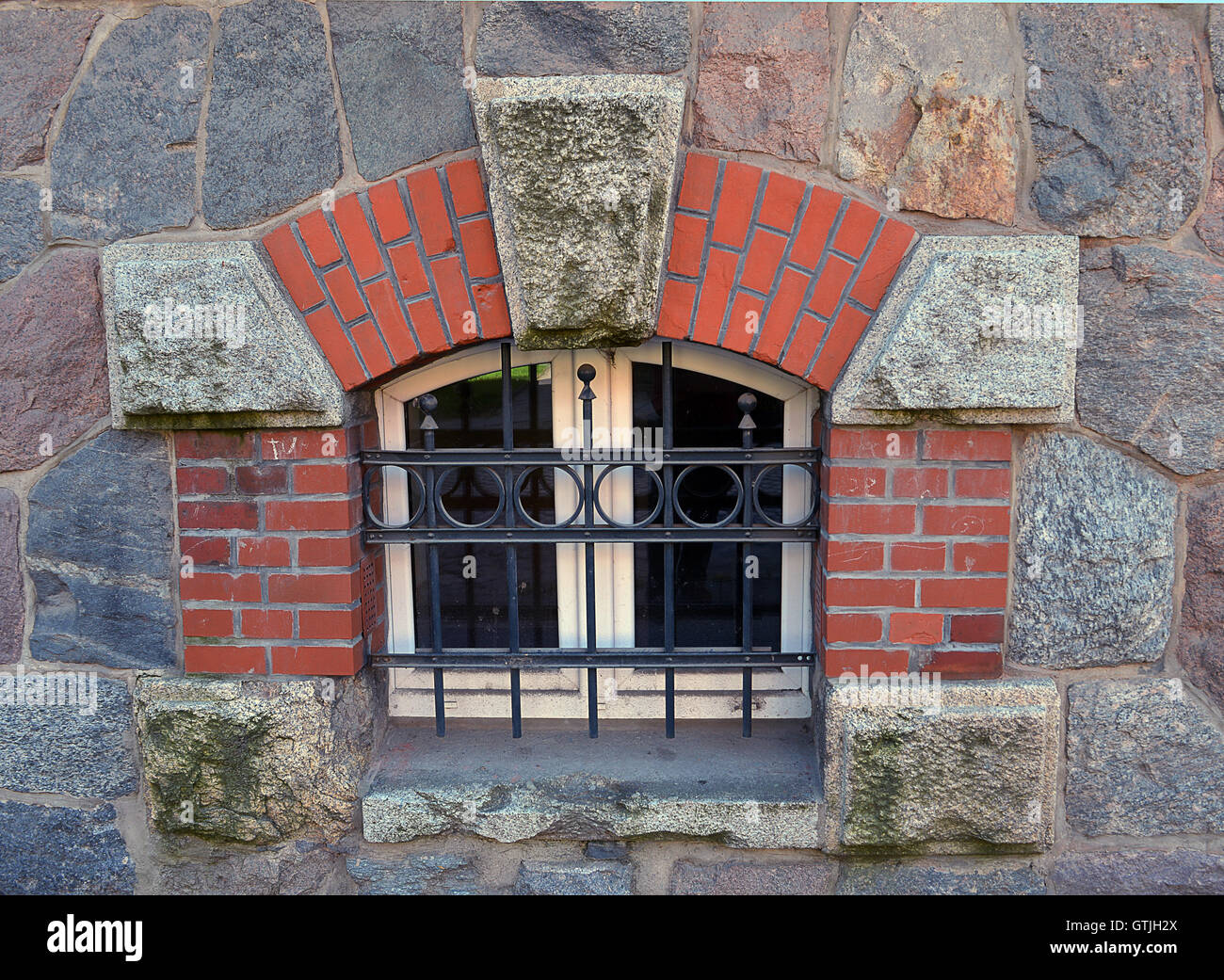 Fenster in der ehemaligen Kaserne der vor dem ersten Weltkrieg 44. Infanterieregiment der Graf Dönhoff (7. Ost preußischen) / Stockfoto