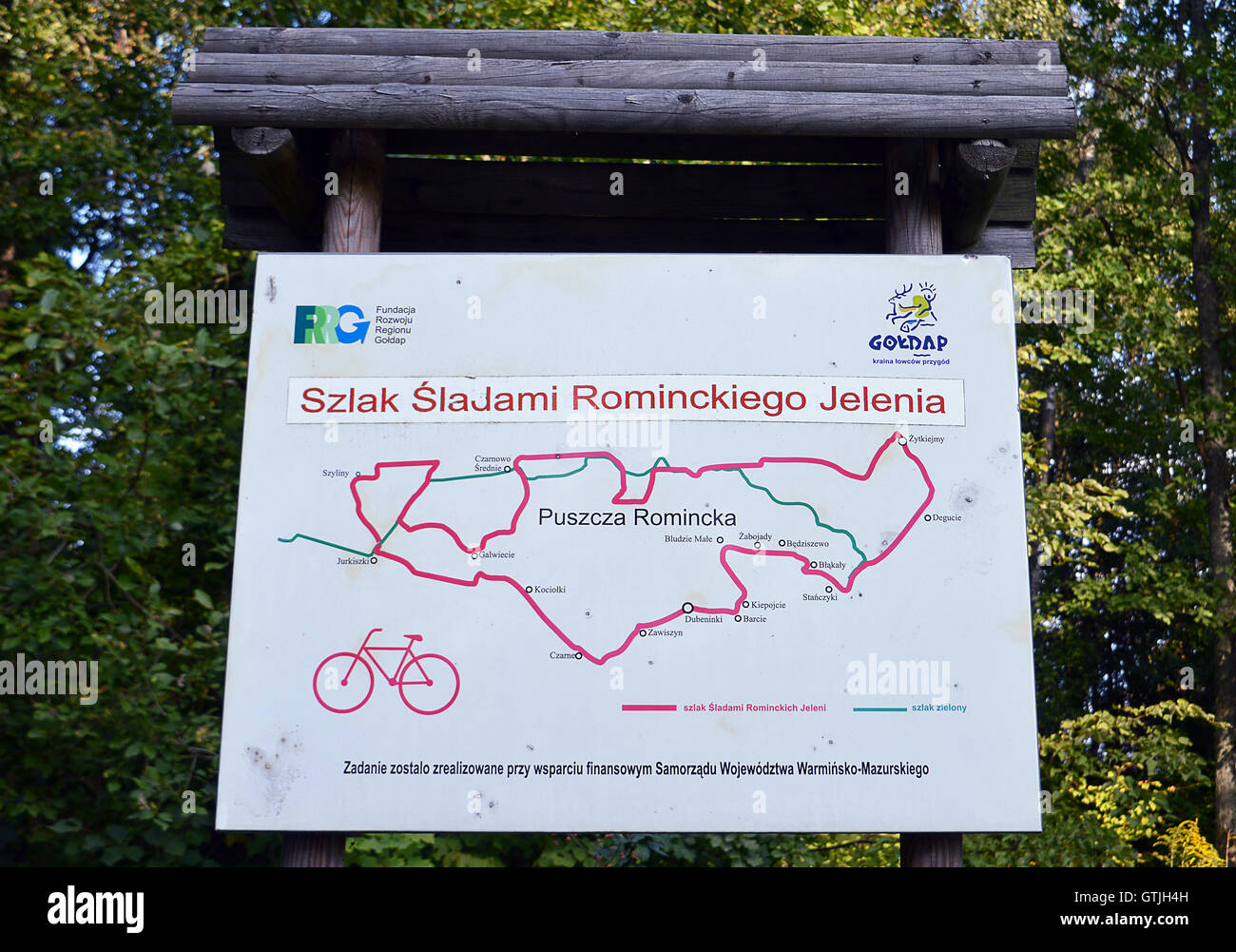 An seinem Rand in der Nähe von Goldap, Polen ist ein Radweg durch den Romintenskij Wald (Puszcza Romincka) beworben. Stockfoto