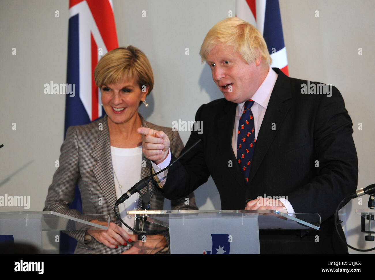Außenminister Boris Johnson und australischer Außenminister Julie Bishop sprechen im Rahmen einer Pressekonferenz am Royal Hospital Chelsea in London, während der jährlichen UK und Australien auswärtige & Verteidigung ministeriellen Gespräche. Stockfoto