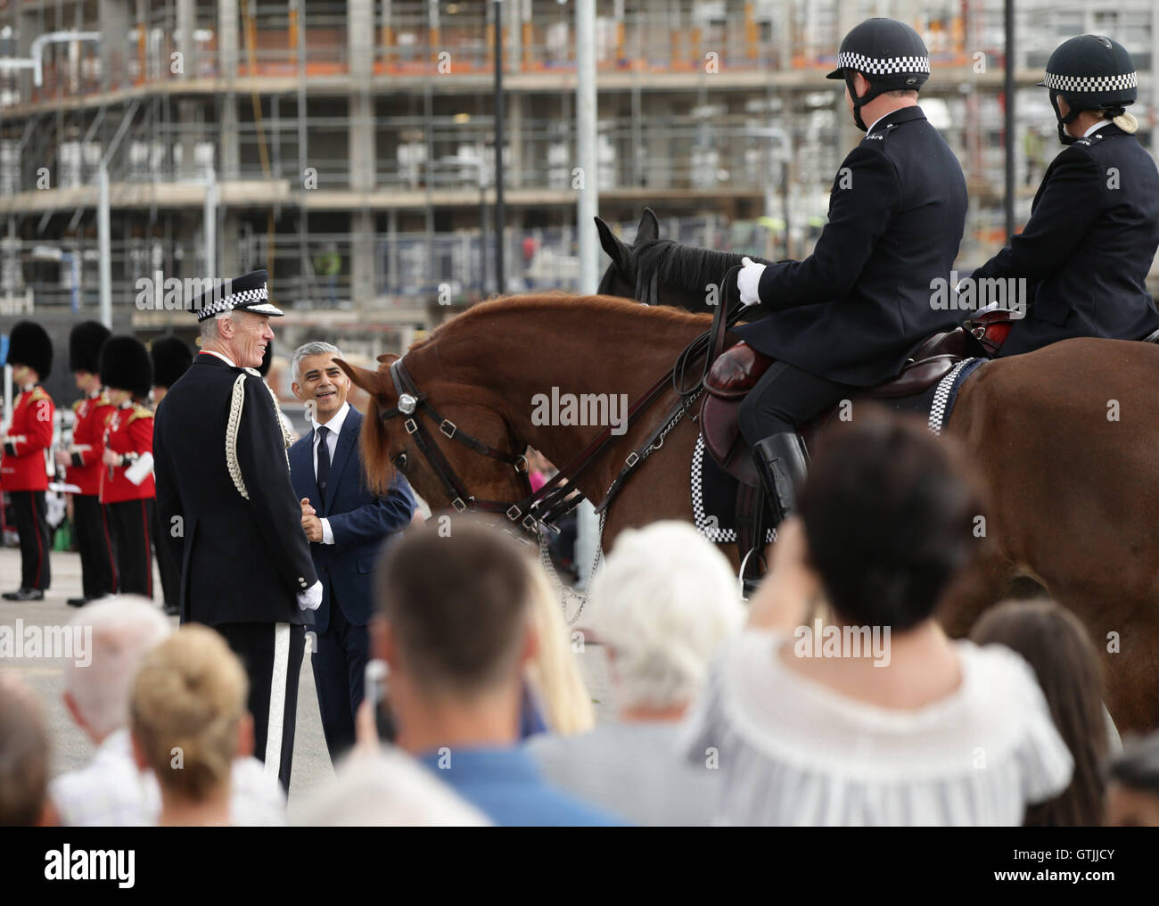 Bürgermeister von London Bürgermeister Sadiq Khan und Metropolitan Polizei Kommissar Sir Bernard Hogan-Howe (links) Grüße berittene Polizisten während der Service erste vorbei-Out-Parade auf dem sanierten Gelände an der Peel-Centre in Hendon, Nord-London. Stockfoto