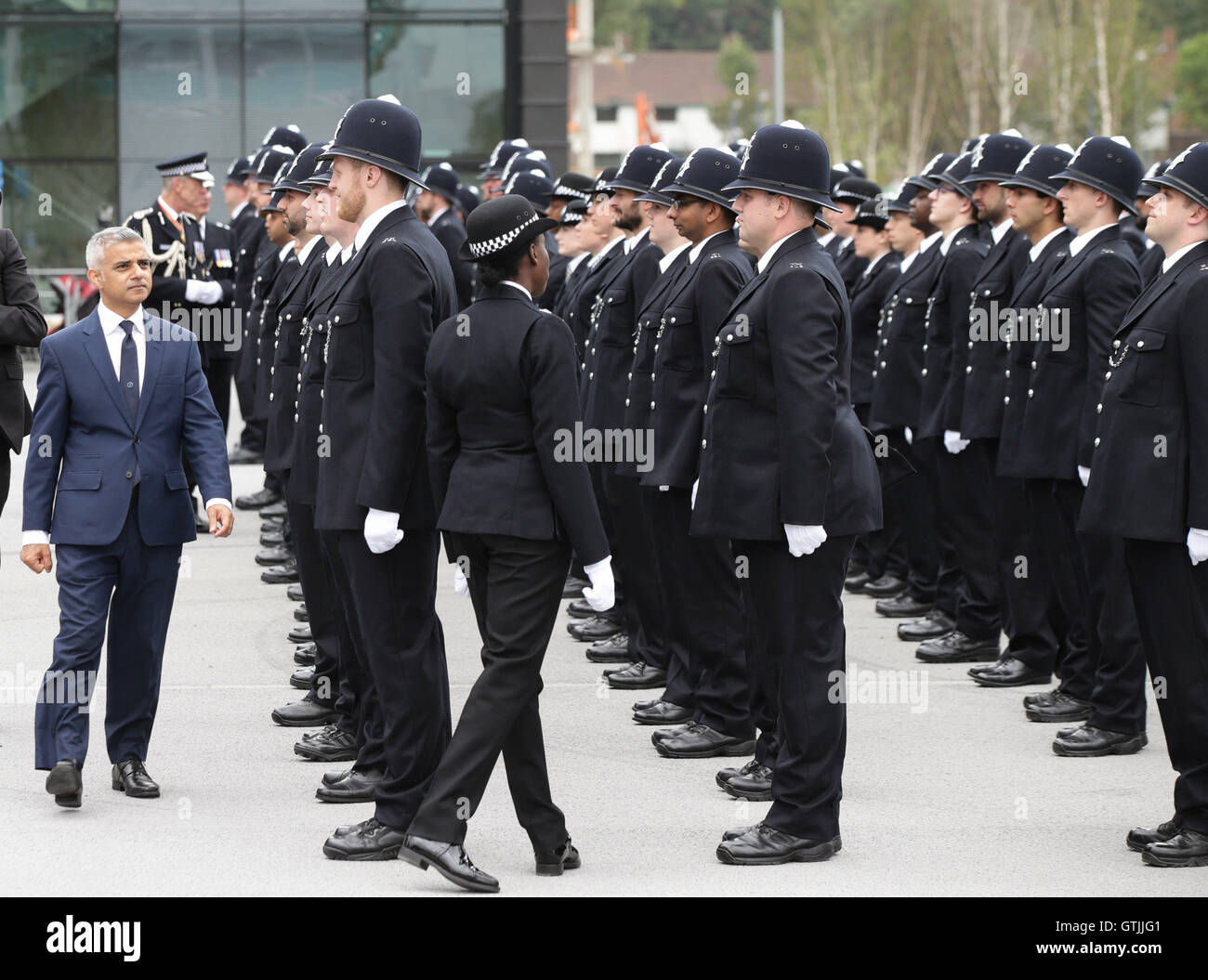 Bürgermeister von London Bürgermeister Sadiq Khan prüft neue Rekruten während der Metropolitan Police Service erste vorbei-Out-Parade auf dem sanierten Gelände an der Peel-Centre in Hendon, Nord-London. Stockfoto