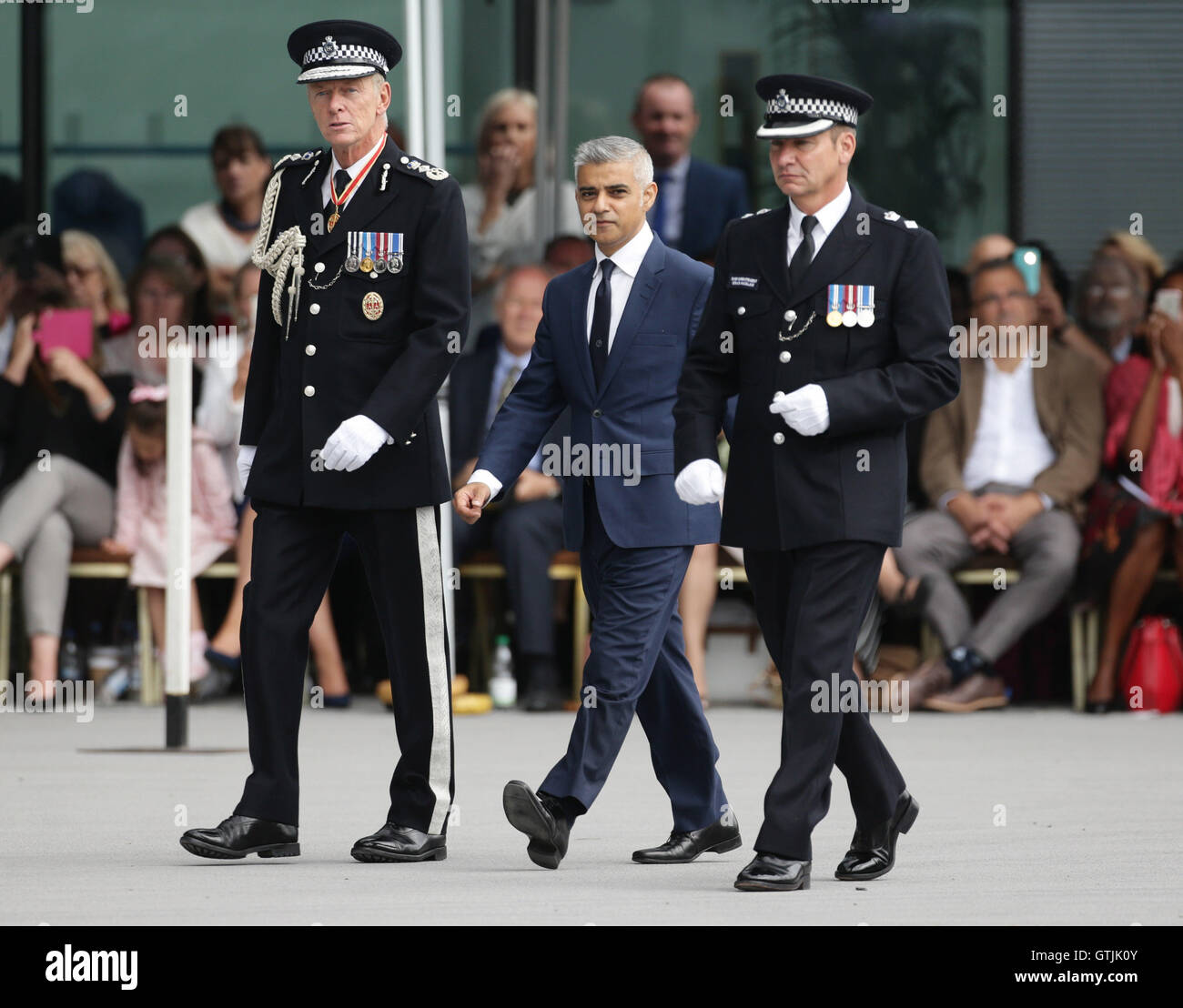 (Links nach rechts) Metropolitan Polizei Kommissar Sir Bernard Hogan-Howe, Bürgermeister von London Sadiq Khan und Chief Superintendent Craig Haslam besuchen den Dienst erste vorbei-Out-Parade auf dem sanierten Gelände an der Peel-Centre in Hendon, Nord-London. Stockfoto