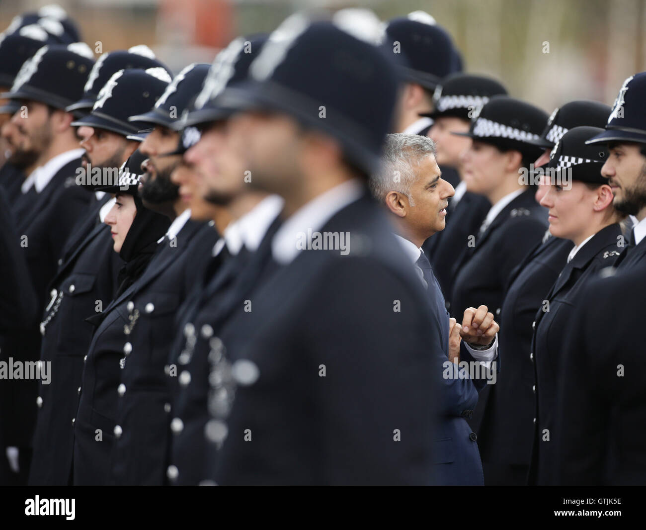 Bürgermeister von London Sadiq Khan prüft neue Rekruten während der Metropolitan Police Service erste vorbei-Out-Parade auf dem sanierten Gelände an der Peel-Centre in Hendon, Nord-London. Stockfoto