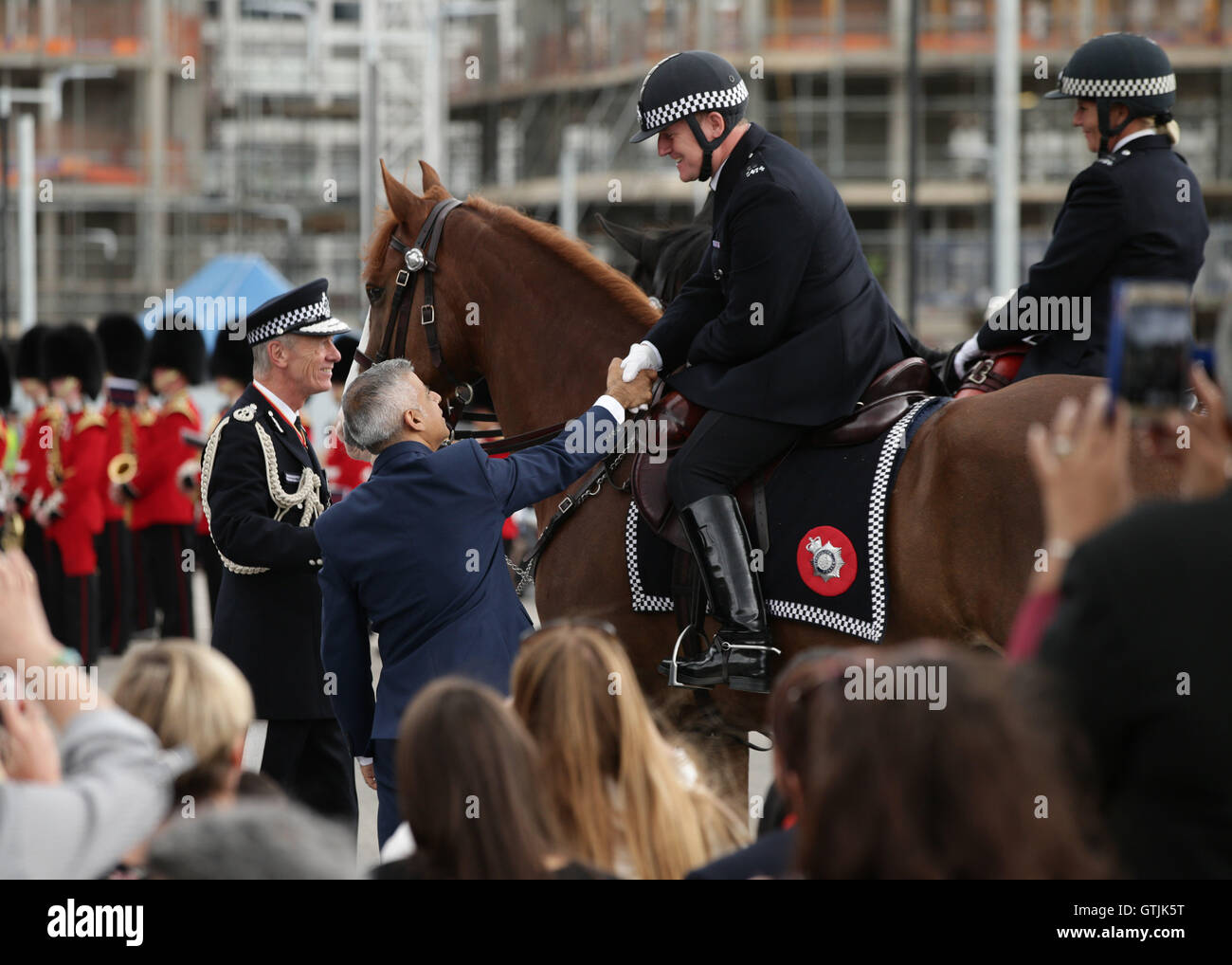 Bürgermeister von London Sadiq Khan und Metropolitan Polizei Kommissar Sir Bernard Hogan-Howe (links) Grüße berittene Polizisten während der Service erste vorbei-Out-Parade auf dem sanierten Gelände an der Peel-Centre in Hendon, Nord-London. Stockfoto