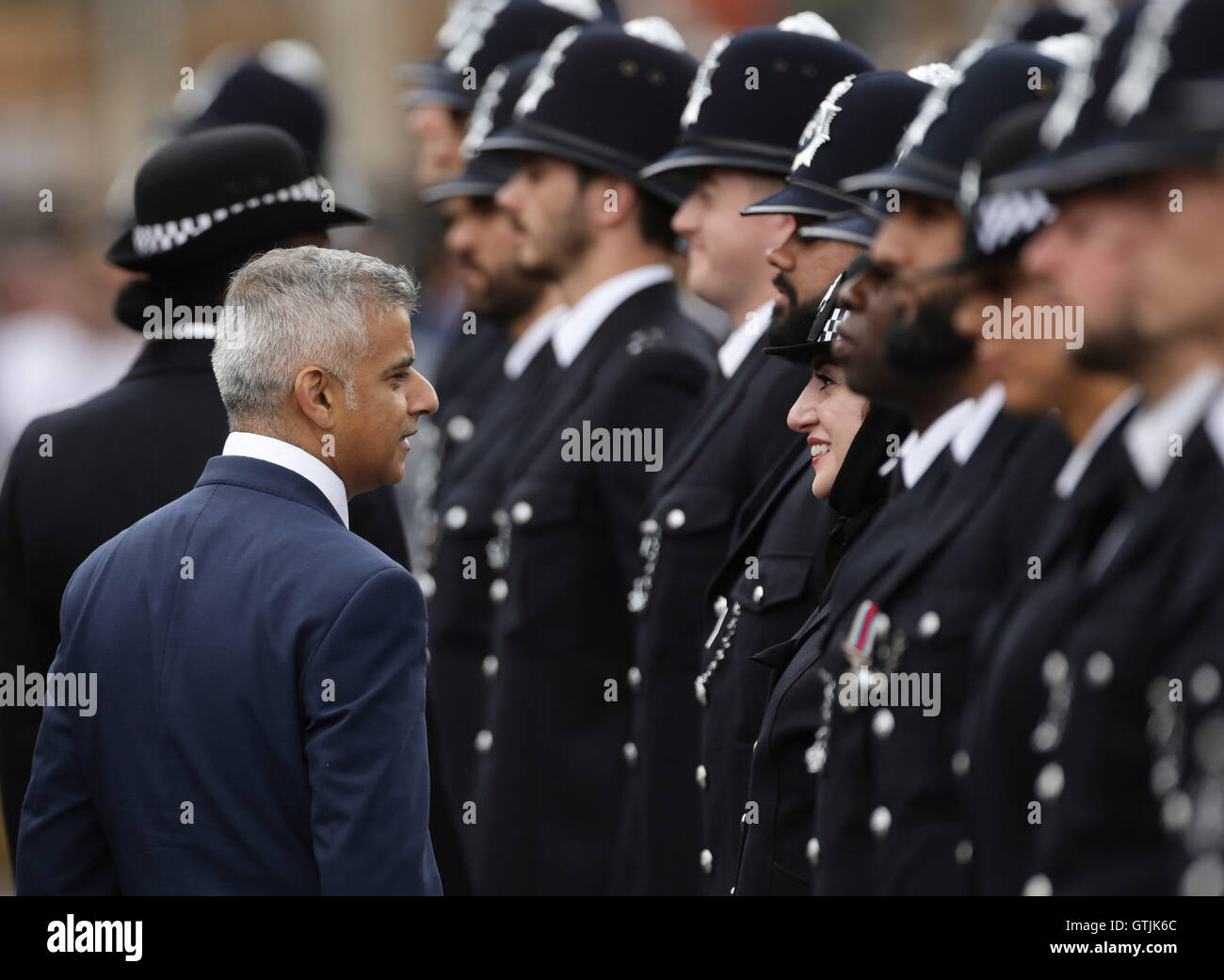 Bürgermeister von London Sadiq Khan spricht mit PC Mimi Adil, wie er neue Rekruten während der Metropolitan Police Service erste vorbei-Out-Parade auf dem sanierten Gelände an der Peel-Centre in Hendon, Nord-London inspiziert. Stockfoto