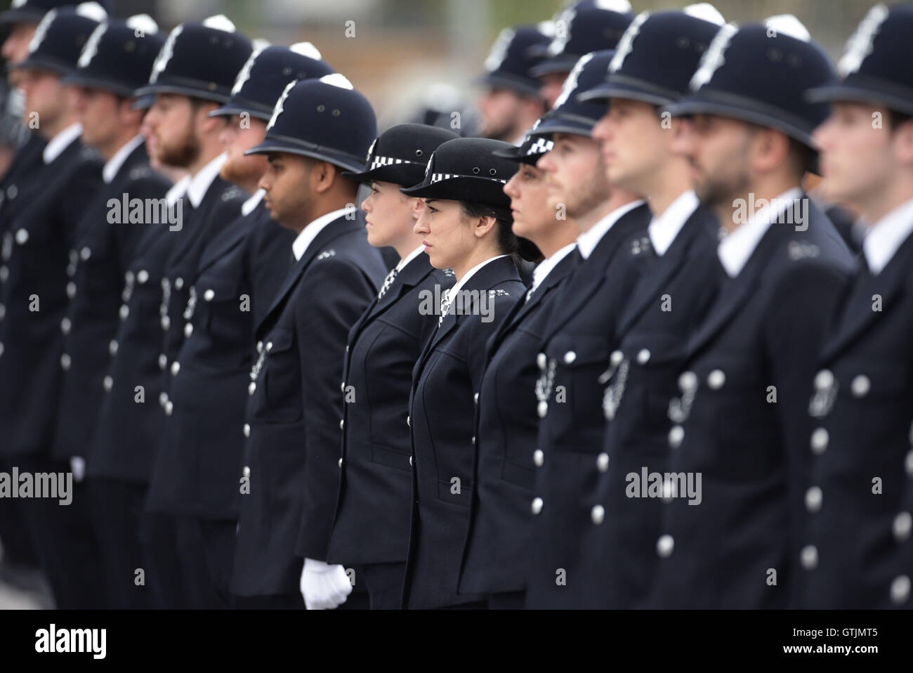 Neue Rekruten nehmen Teil an der Metropolitan Police Service erste vorbei-Out Parade im sanierten Garten an der Peel-Centre in Hendon, Nord-London. Stockfoto