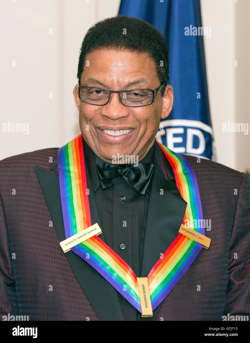 Pianist, Keyboarder, Bandleader und Komponist Herbie Hancock wartet zu posieren für ein Gruppenfoto mit den anderen vier Empfängern von 2013 Kennedy Center Honors nach einem Abendessen von Vereinigte Staaten Staatssekretär John F. Kerry an den US-Departmen Stockfoto