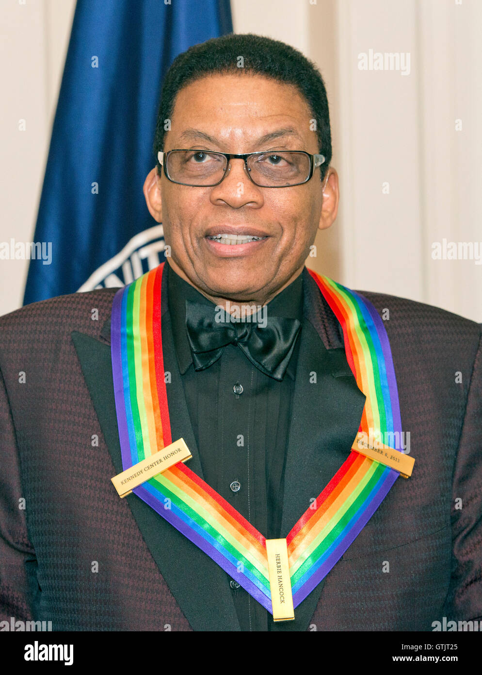 Pianist, Keyboarder, Bandleader und Komponist Herbie Hancock wartet zu posieren für ein Gruppenfoto mit den anderen vier Empfängern von 2013 Kennedy Center Honors nach einem Abendessen von Vereinigte Staaten Staatssekretär John F. Kerry an den US-Departmen Stockfoto