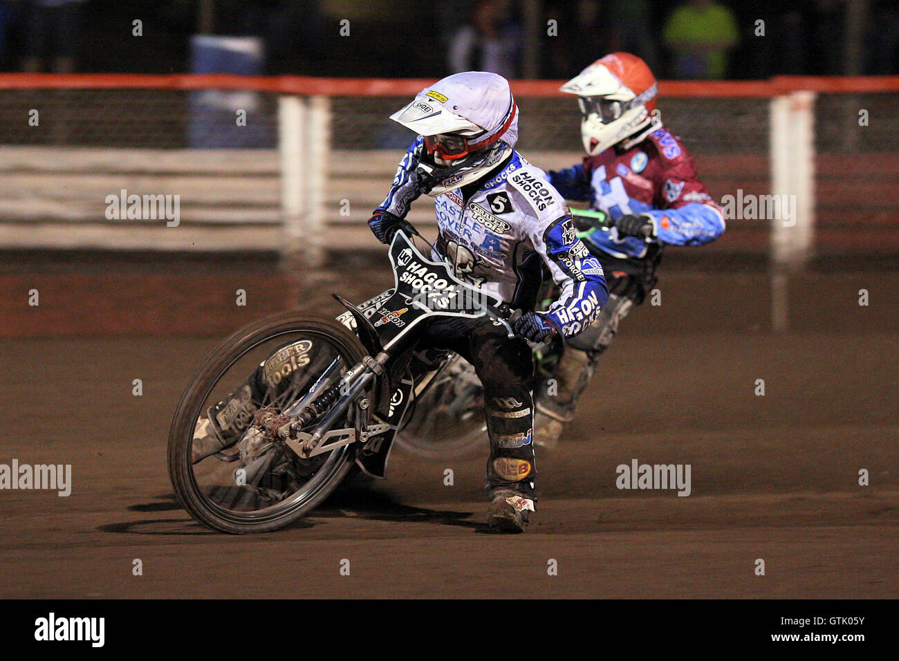 Hitze 9: Darcy Ward (weiß) vor Peter Ljung - Lakeside Hämmer Vs Poole Piraten - Elite League Speedway Arena Essex Raceway - 22.07.11 Stockfoto