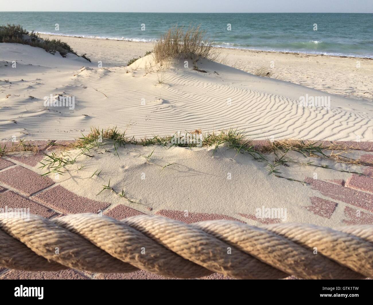 Seil, Ziegel, Strandsand, Wasser, Horizont, Himmel Stockfoto