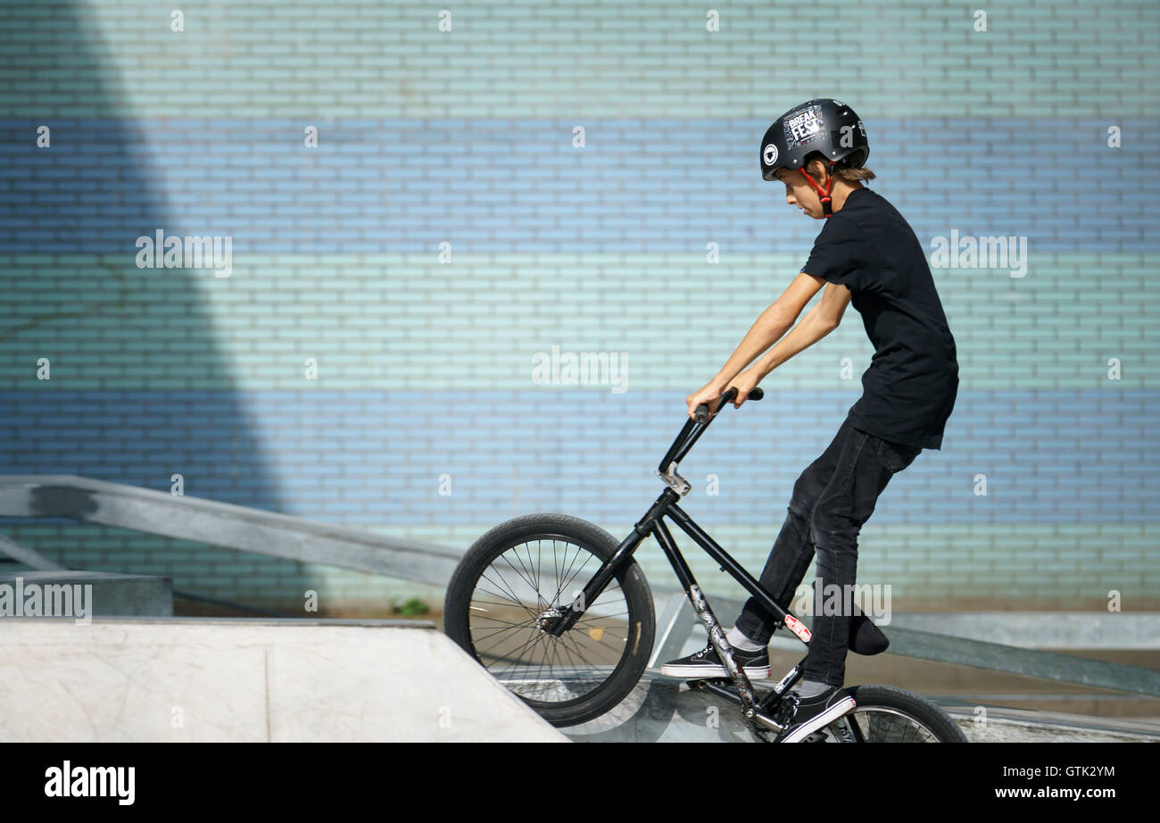 DORDRECHT, Niederlande - 3. September 2016: junge Biker trainieren beim Aufwärmen bei der feierlichen Eröffnung der neuen Skatebo Stockfoto