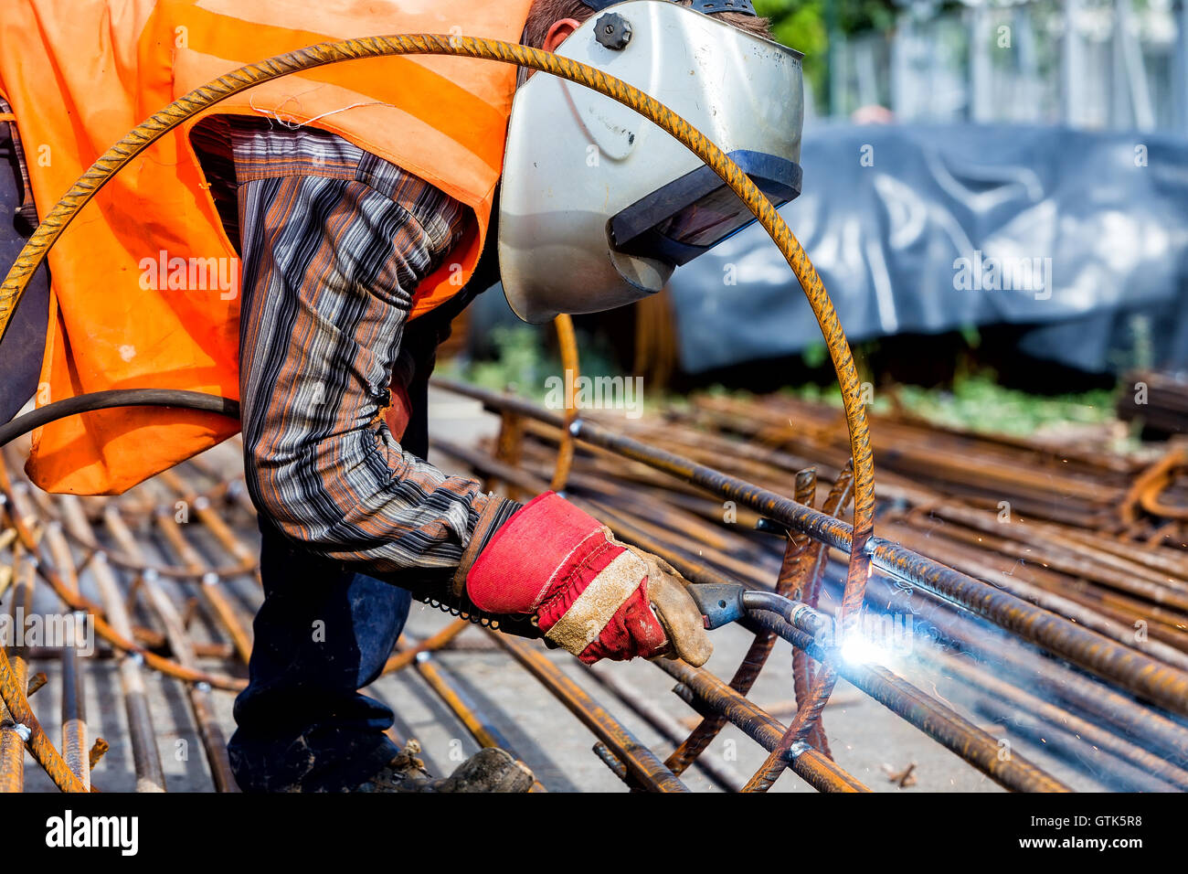 Schweißer-Arbeiter Schweißen Metall durch Elektrode mit hellen Lichtbogen und Funken bei der Herstellung von metallischen Geräten. selektive fo Stockfoto