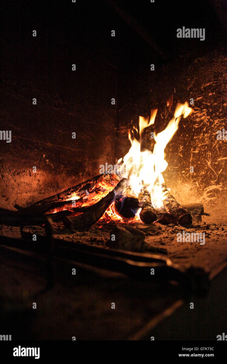 Offenes Feuer - Vorbereitungen für den Grill Stockfoto