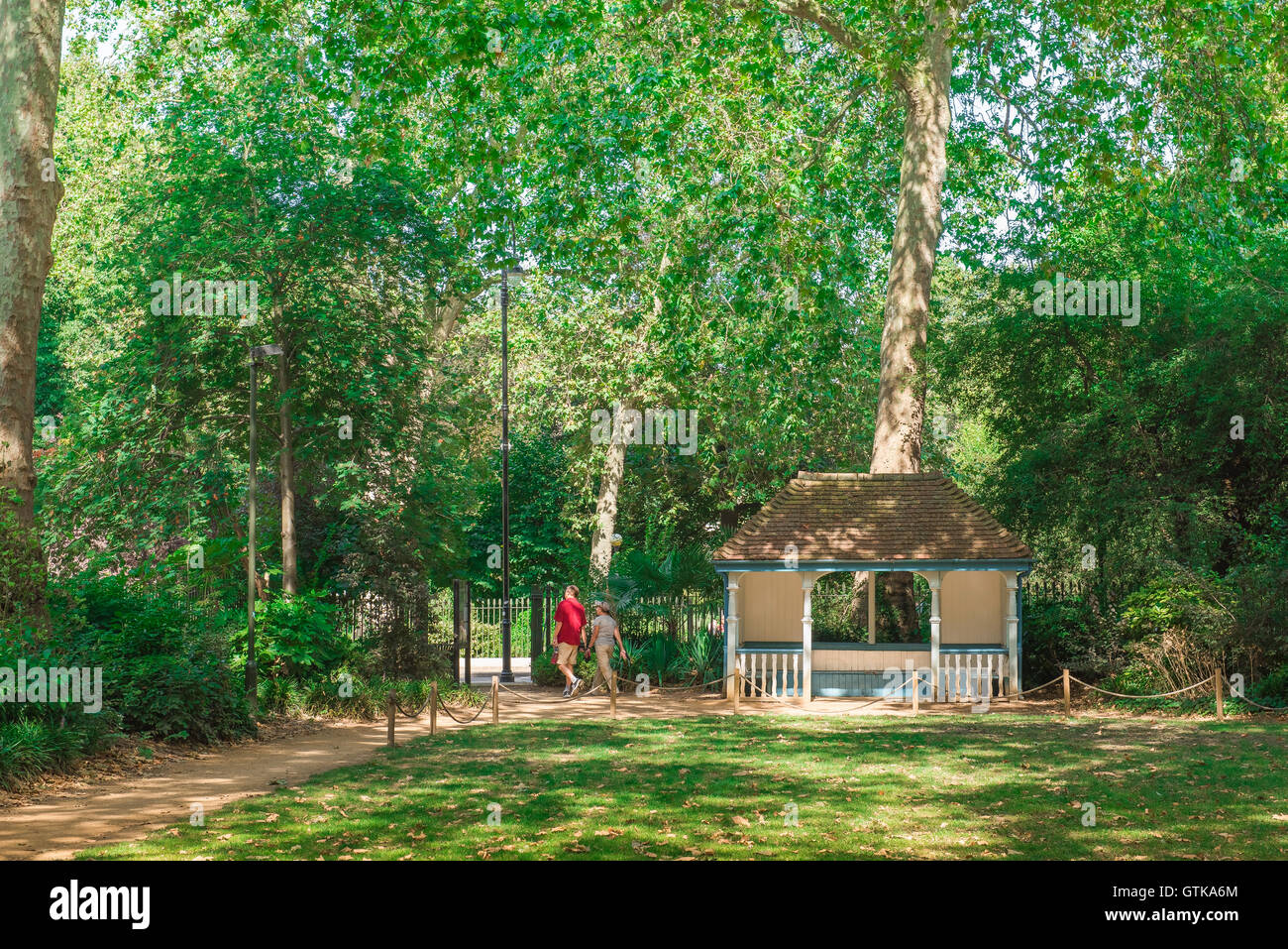 Woburn Square in London, im Sommer Menschen gehen über den Woburn Square, ein eingezäunter Garten mitten in Bloomsbury, London, UK Stockfoto