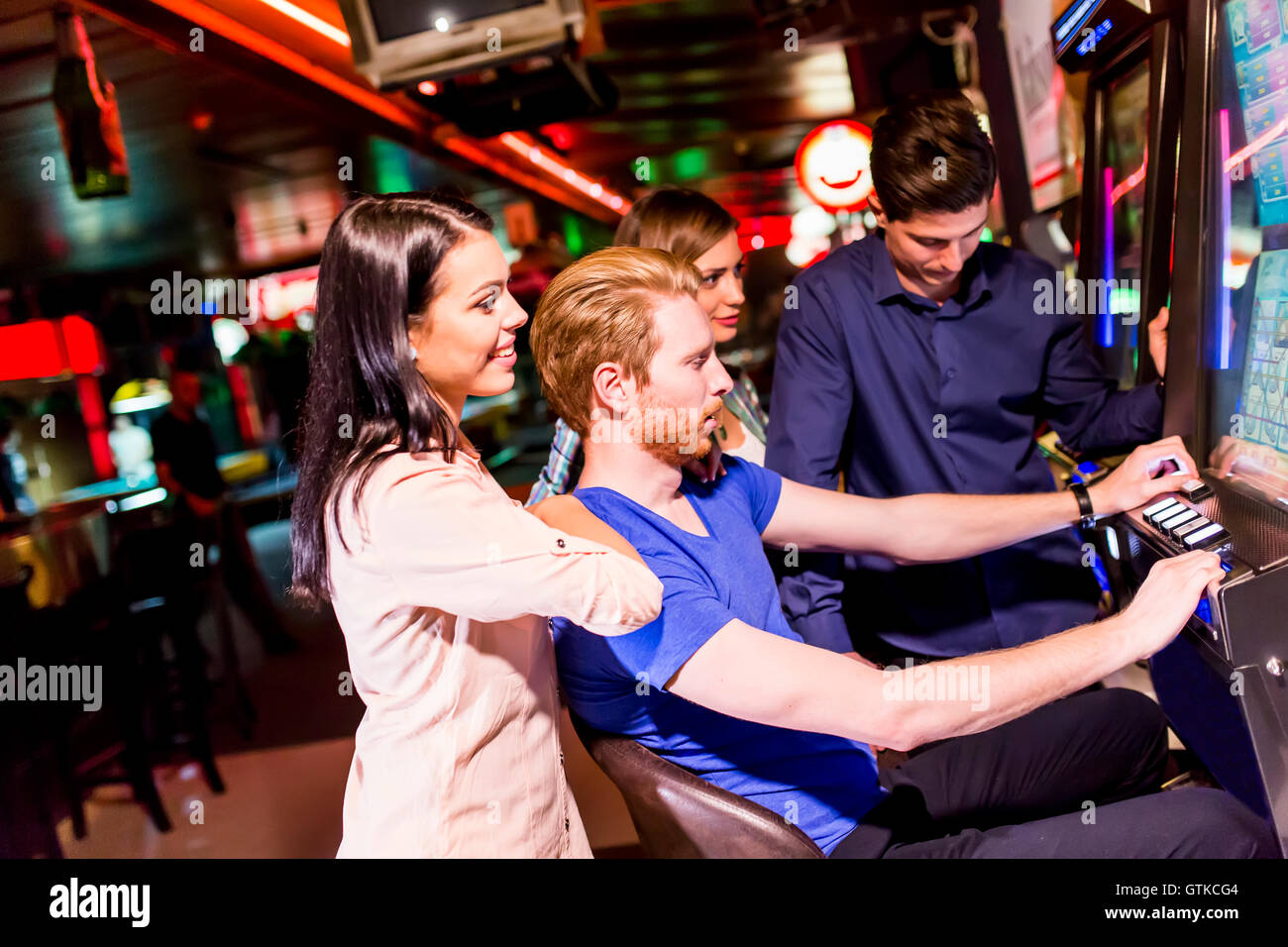 Junge Menschen spielen Jackpot im casino Stockfoto