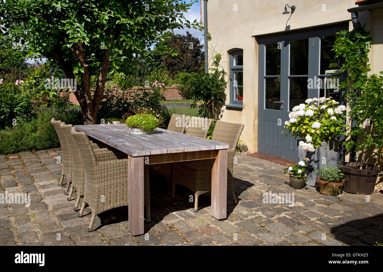 Garten im freien Speisen aus Holz Tisch und Stühlen, englischer Garten, England Stockfoto