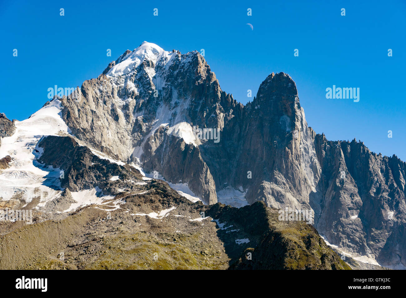 Aiguille Verte und der Aiguille du Dru, Chamonix Mont Blanc, mit Mondsichel Stockfoto