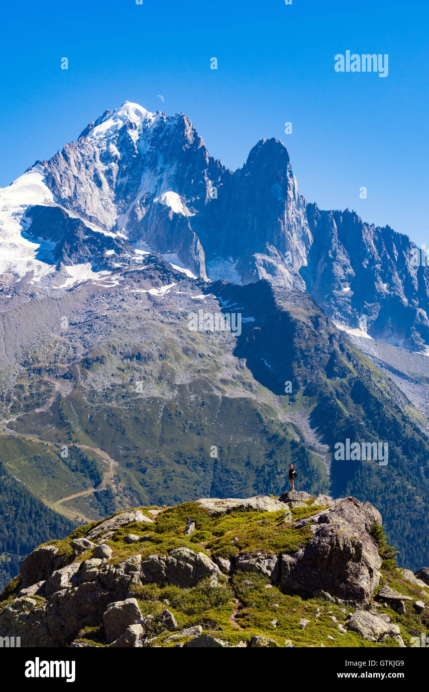 Aiguille Verte und der Aiguille du Dru, Chamonix-Mont-Blanc mit kleine einsame Figur Stockfoto
