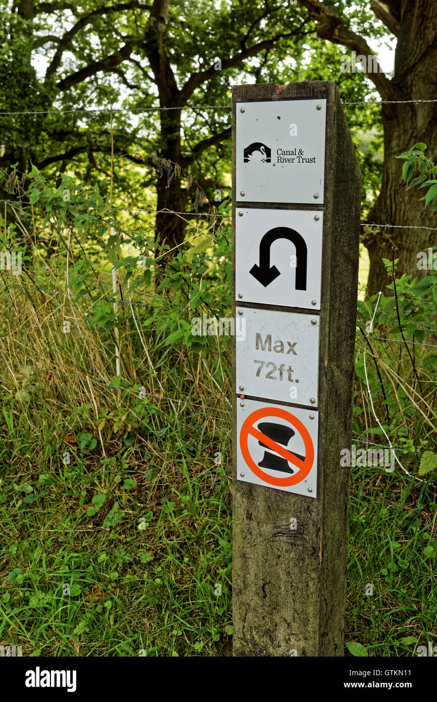 informative Schild am Kanalufer Stockfoto