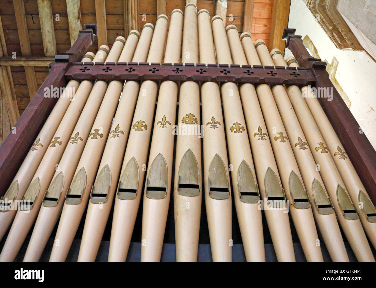 Ein kreativer Blick auf Orgelpfeifen in der Pfarrei St. Margaret in Suffield, Norfolk, England, Vereinigtes Königreich. Stockfoto