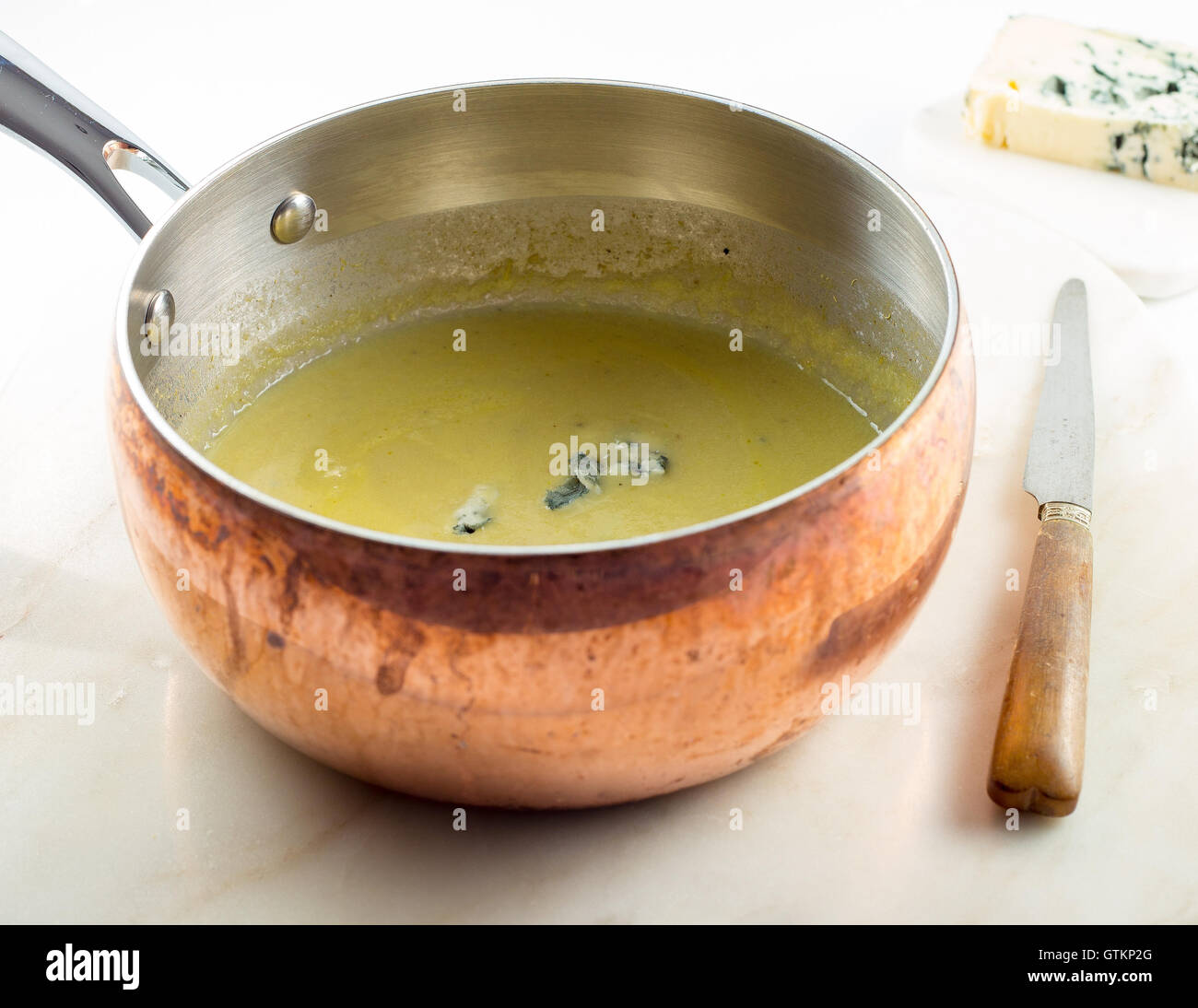 Topf mit Gemüsesuppe mit Blauschimmelkäse Stockfoto