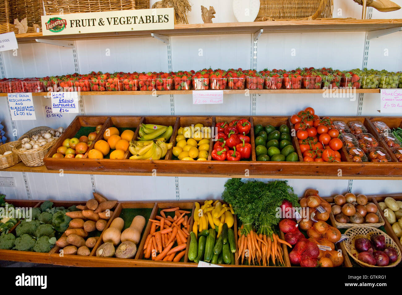 Obst und Gemüse in einem Hofladen Stockfoto