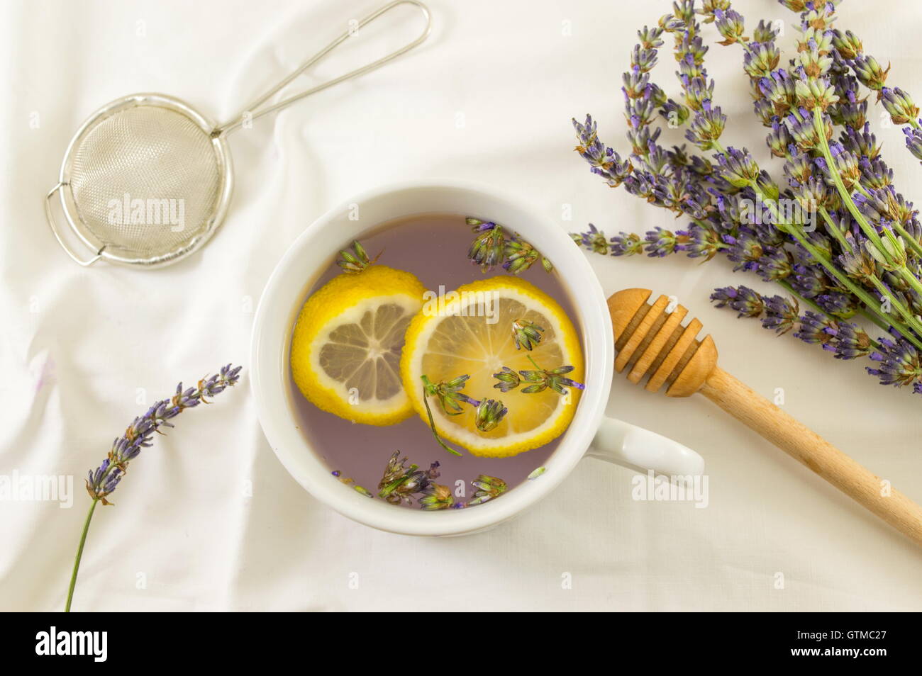 Lavendel Tee mit Zitrone und frischen Blumen Stockfoto
