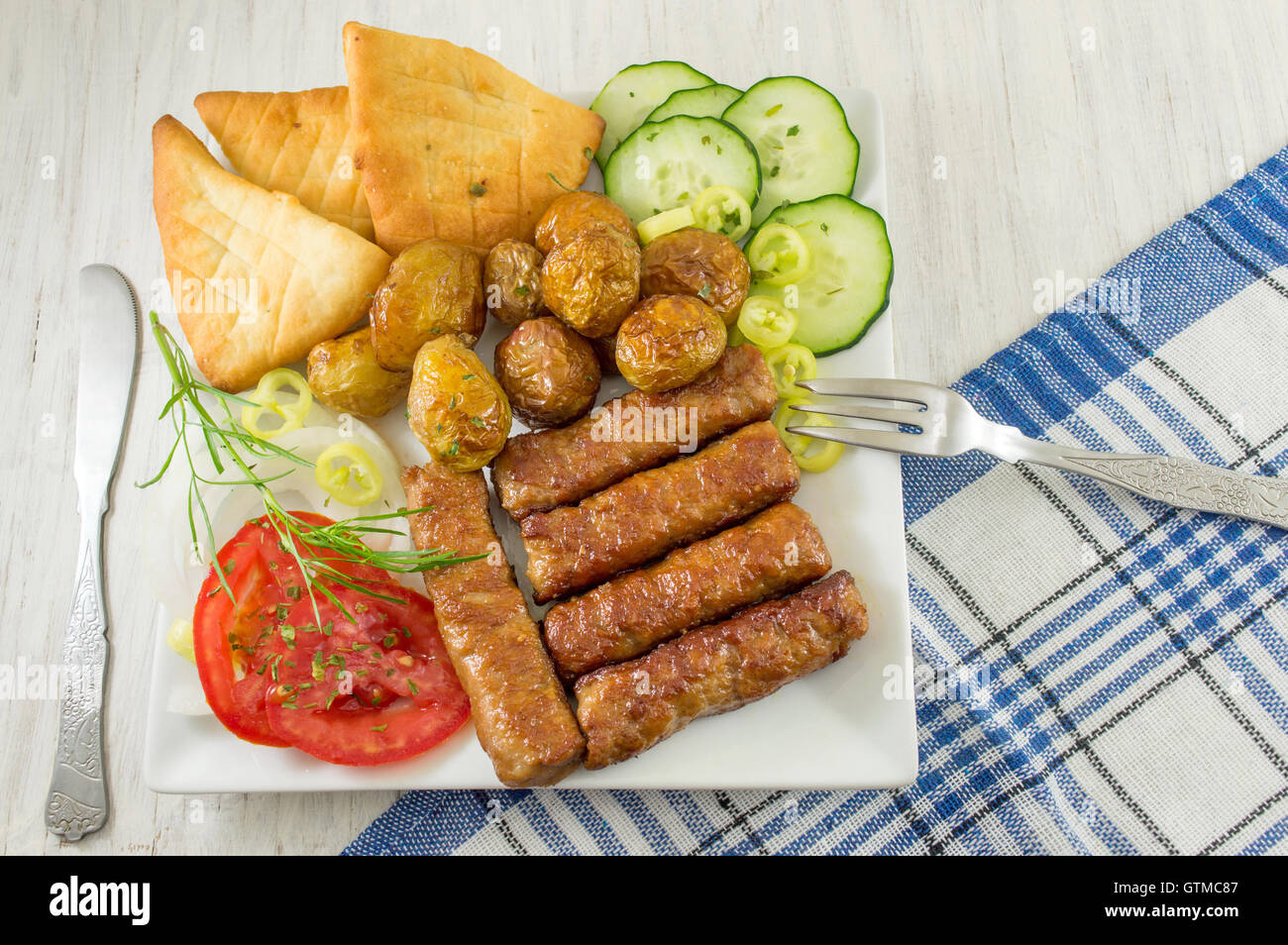 Grill auf einem Teller mit Brot und Gemüse Stockfoto