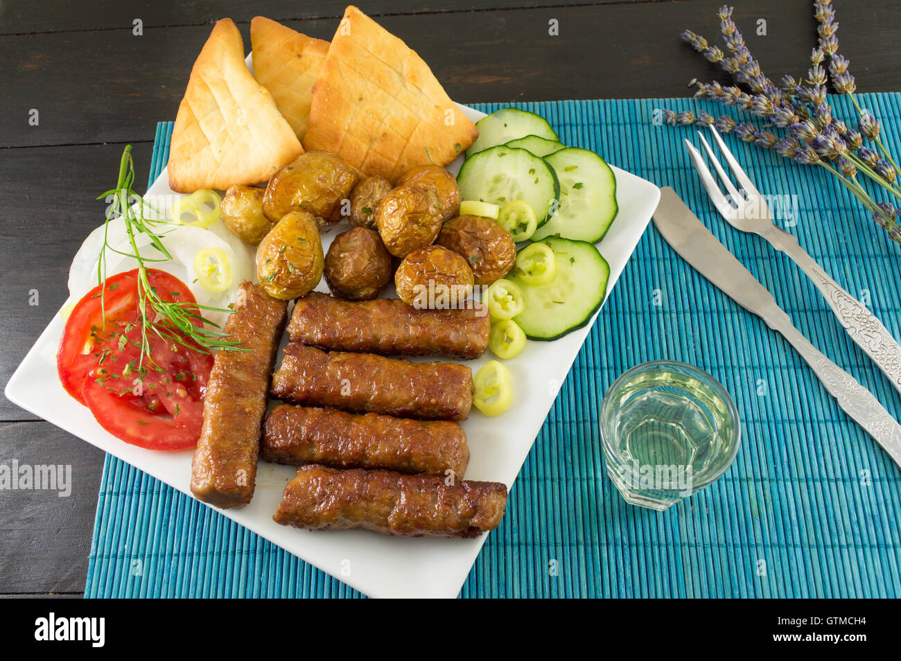Grill auf einem Teller mit Brot und Gemüse Stockfoto