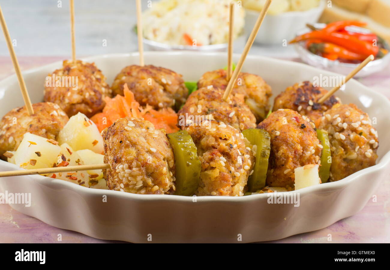 Frikadellen auf einem Teller, dekoriert mit buntem Gemüse Stockfoto