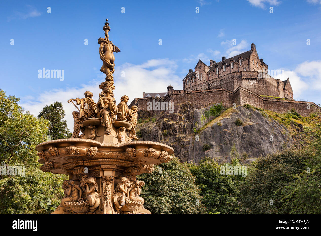 Der Ross-Brunnen in Princes Street Gardens und Edinburgh Castle, Schottland, Großbritannien. Stockfoto