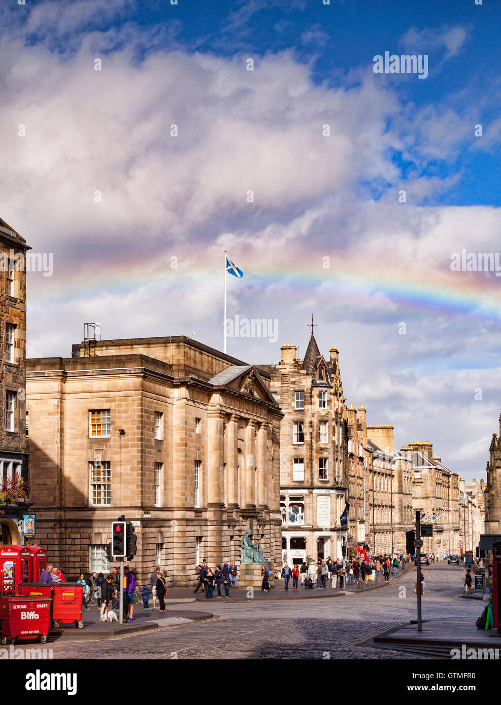 Die Royal Mile, Edinburgh, mit einem Regenbogen, Schottland, UK Stockfoto