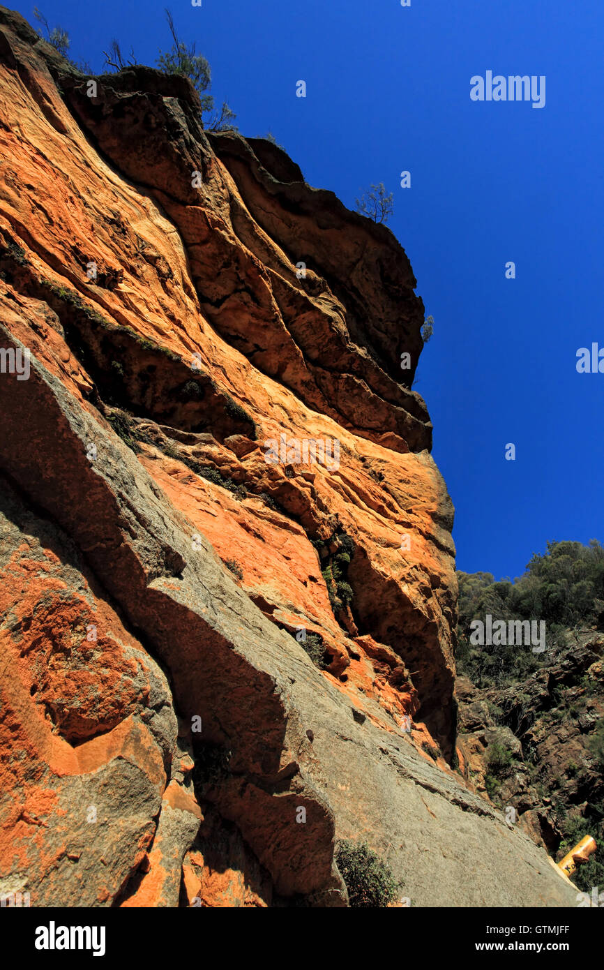 Ehrfurchtgebietend rote Klippen entlang der National Pass - Australien Stockfoto