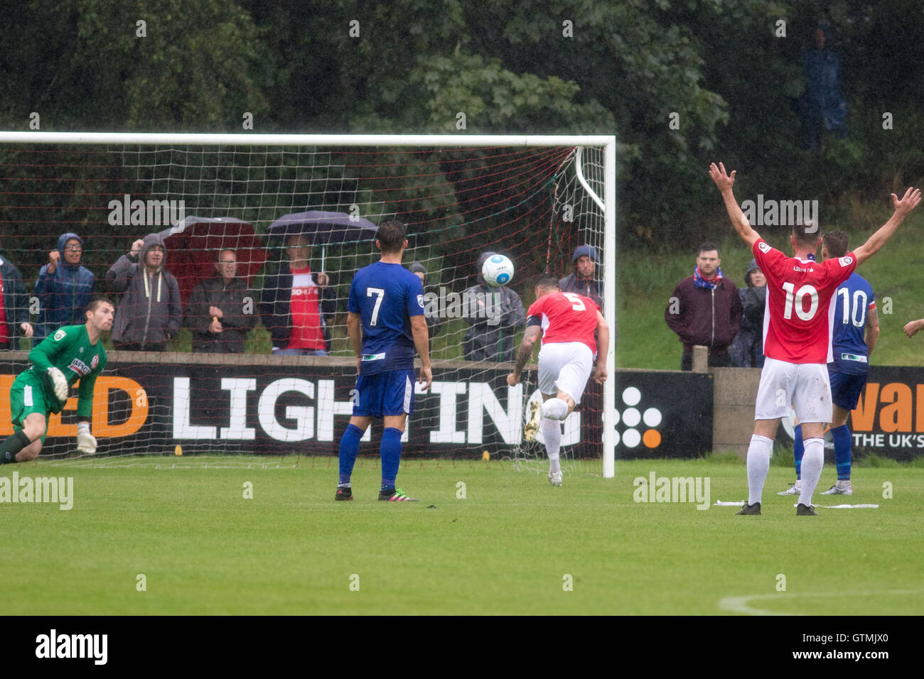 Mike Phenix leitet den Ball im Netz, ein weiteres Tor für Salford Stadt Againstr Alfreton Town Stockfoto