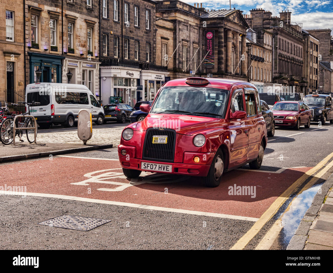 Rote Taxi Taxi in der George Street, Edinburgh, Scotland, UK Stockfoto