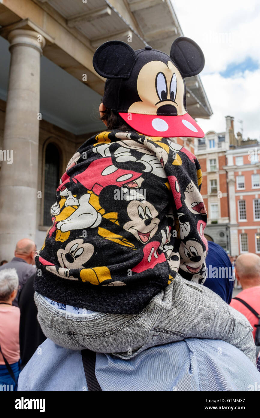 Kleines Kind mit Mickey-Mouse-Hut und sweatshirt Stockfoto