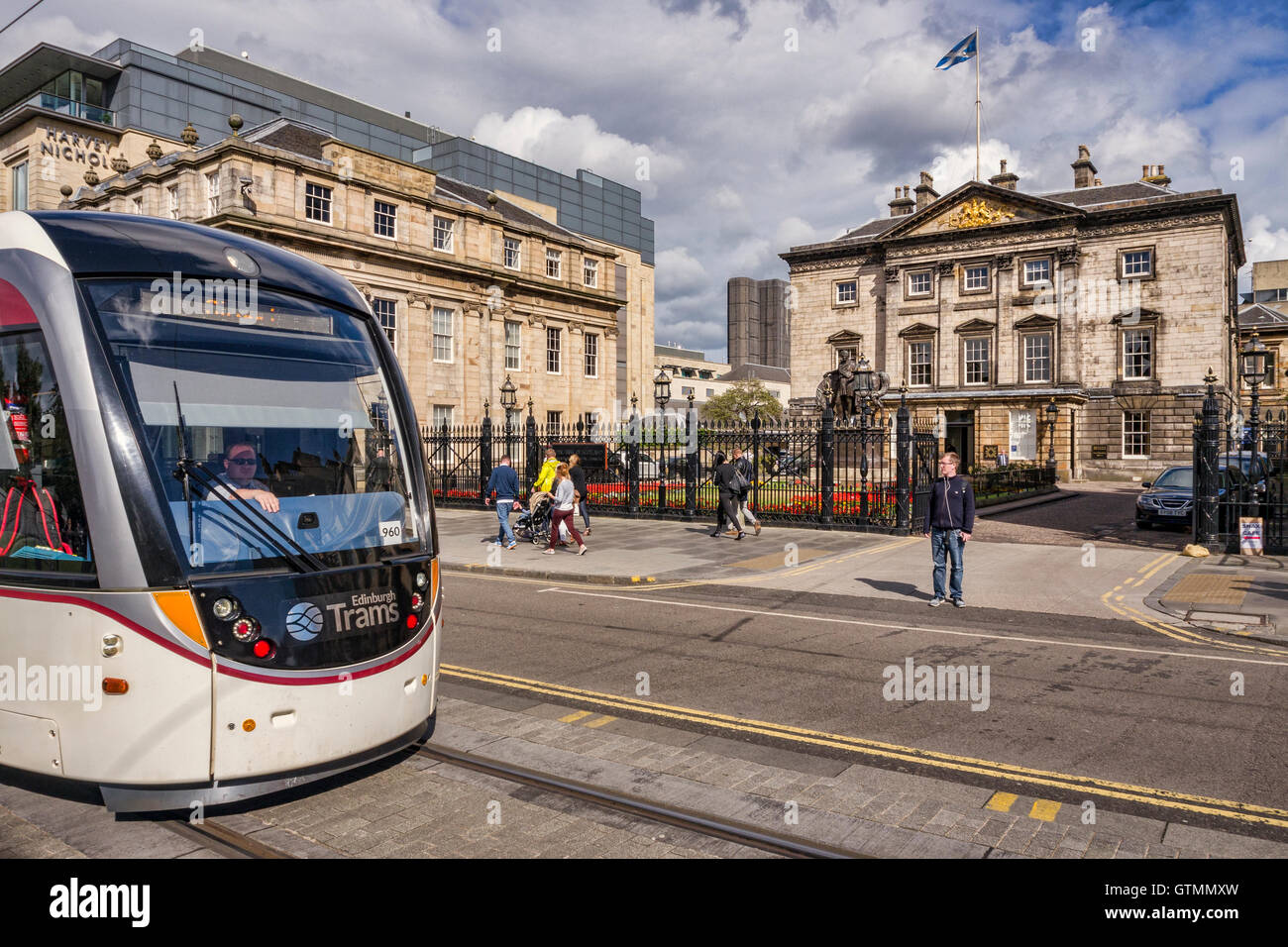 St Andrew Square, Edinburgh, mit der Royal Bank of Scotland HQ und eine Straßenbahn, Schottland, UK Stockfoto