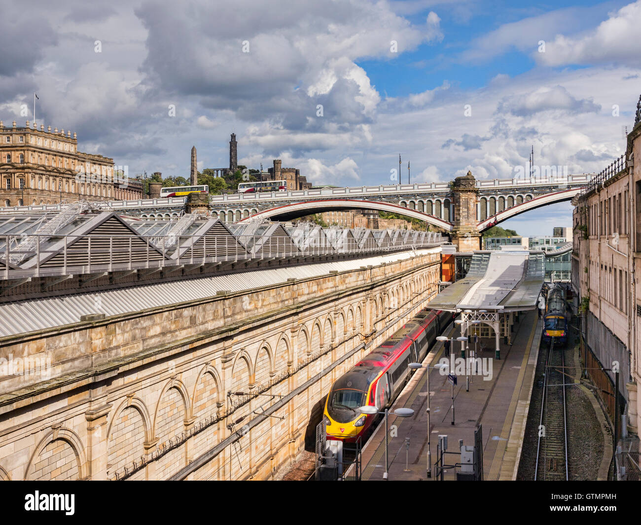 Virgin Zug im Bahnhof Waverley Street, Edinburgh, Schottland, UK, von oben gesehen. Stockfoto