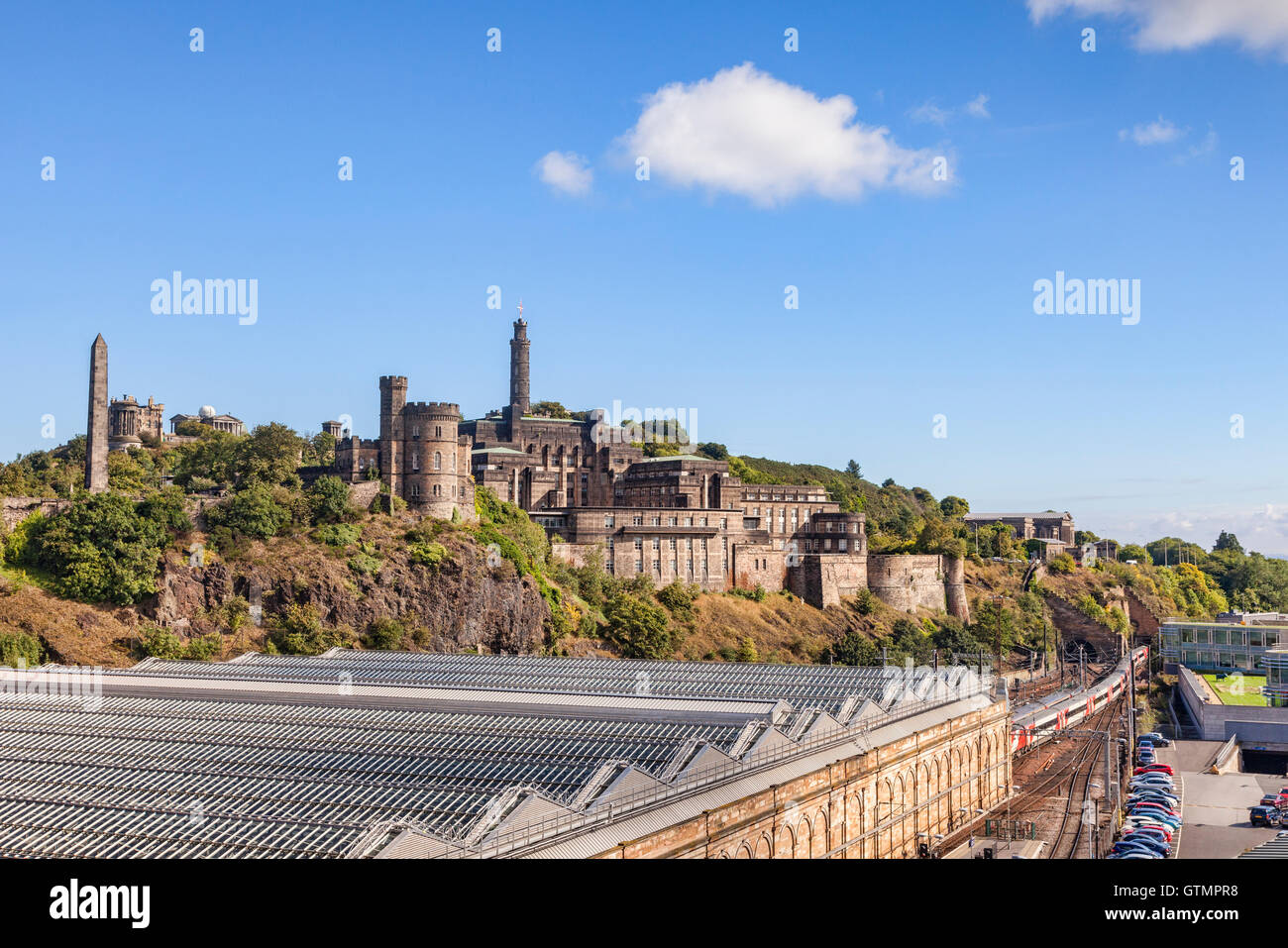 Calton Hill und Bahnhof Waverley Street, Edinburgh, Scotland, UK Stockfoto