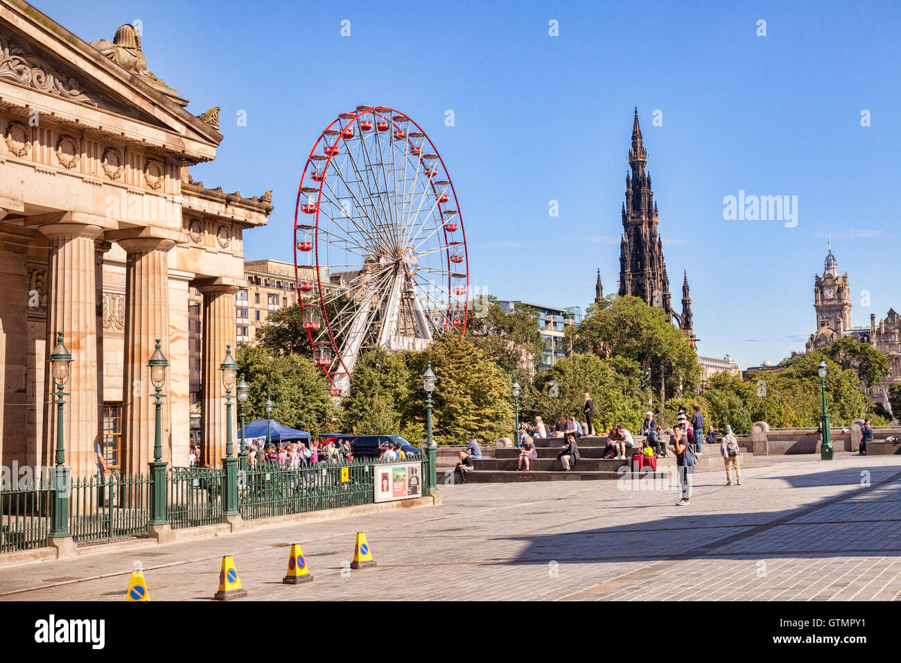 Skyline von Edinburgh, mit der Scottish National Gallery, das Festival-Rad, das Scott Monument und der Uhrturm von der... Stockfoto