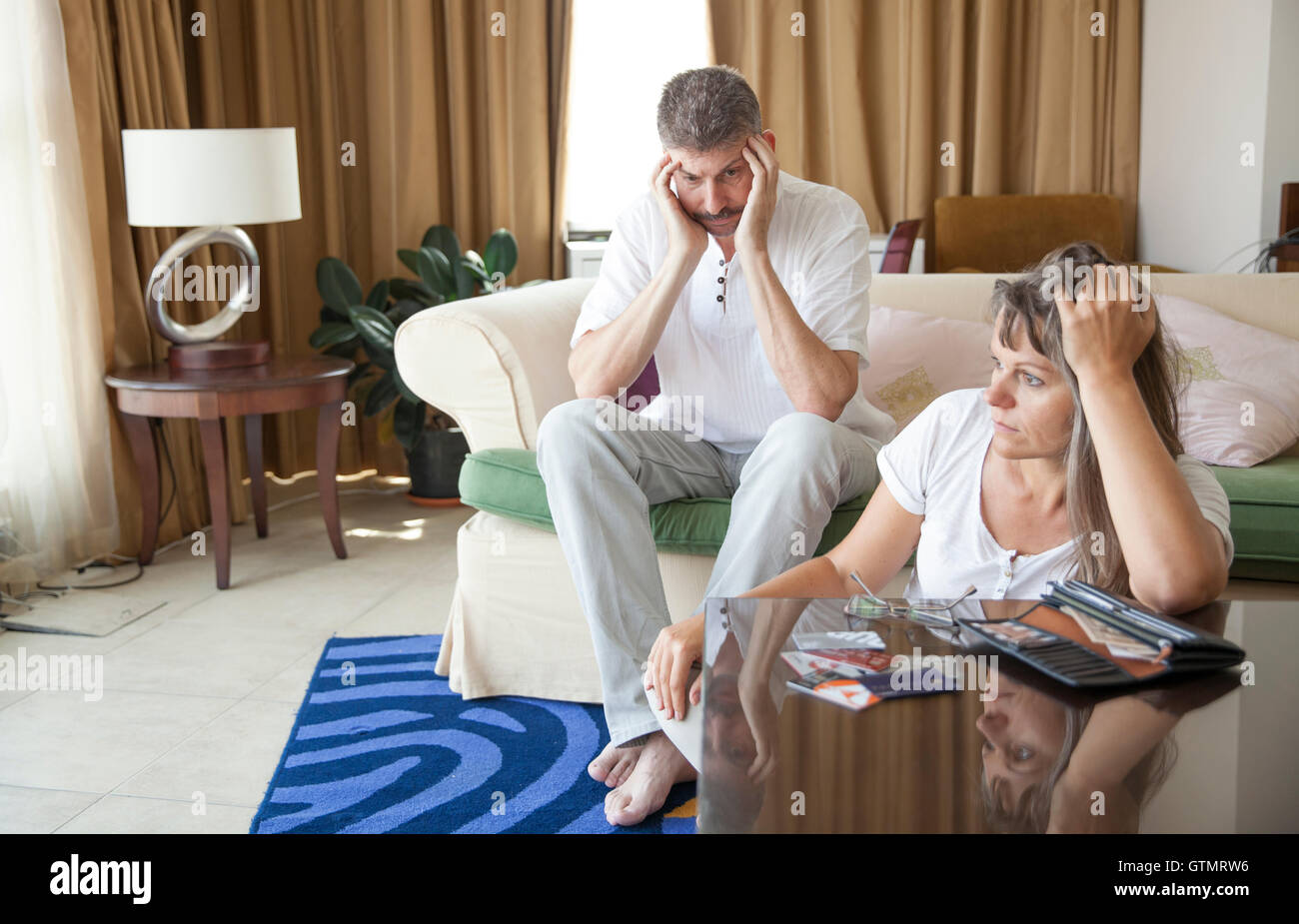 mittleren gealterten paar besorgt über ihre Finanzen Stockfoto