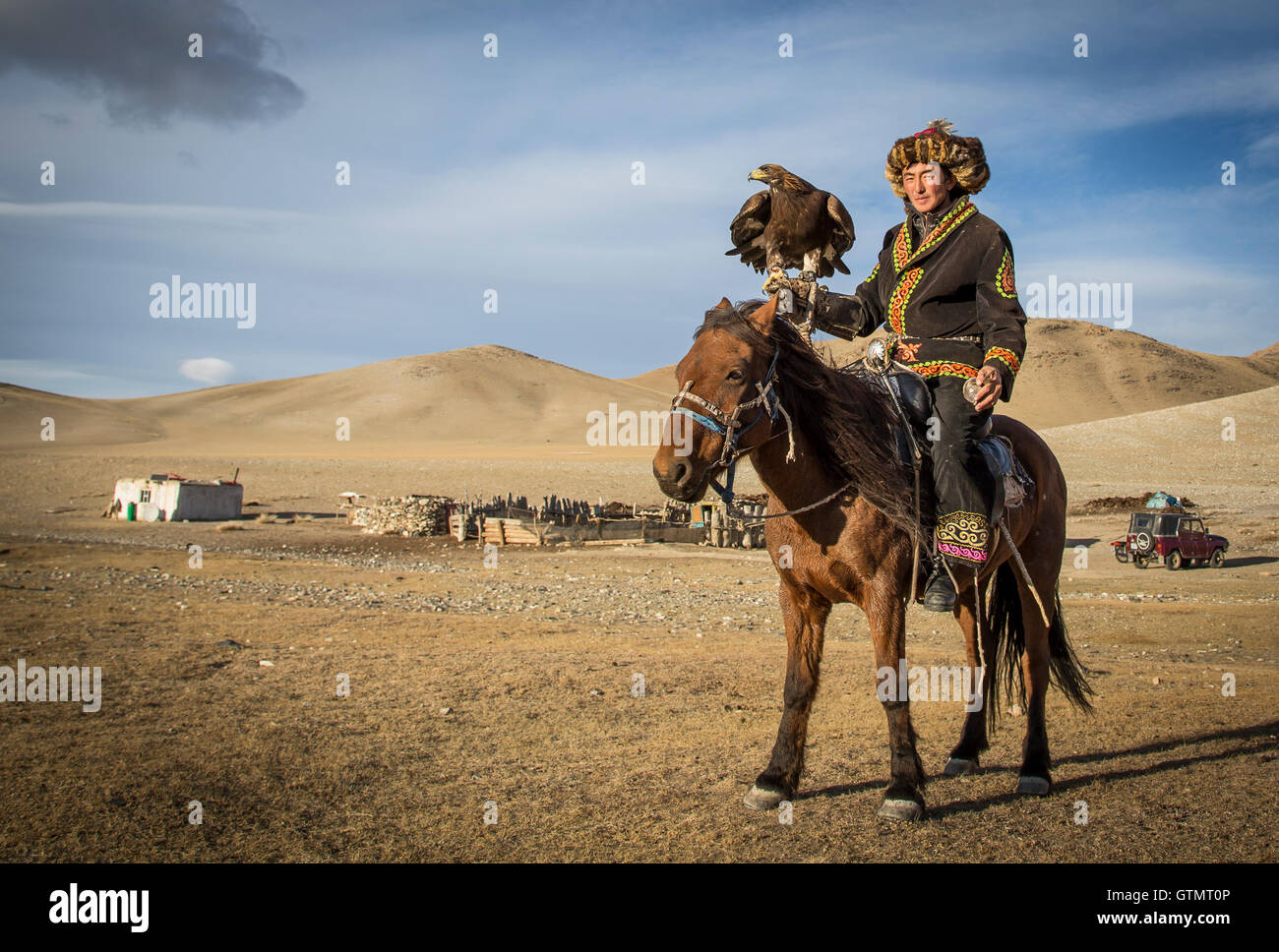 Bayan-Ulgii, Mongolei, 30. September 2015: Mongolische Adler Jäger mit seinem Adler und Pferd Stockfoto