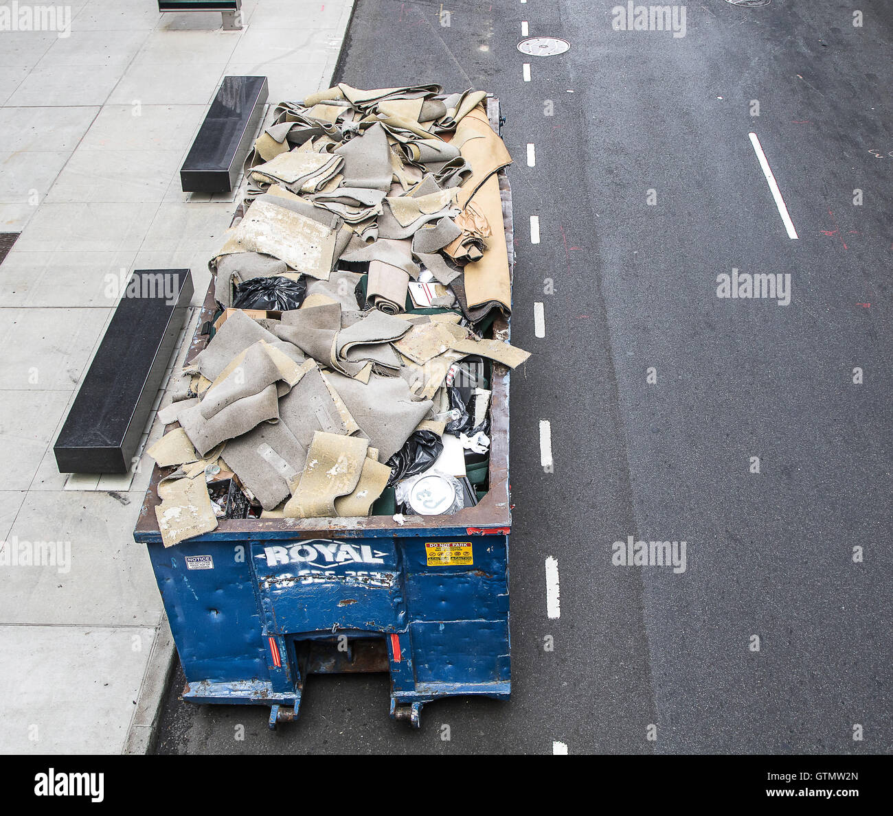 Eine vollständige Müllcontainer auf der Straße in New York City. Stockfoto