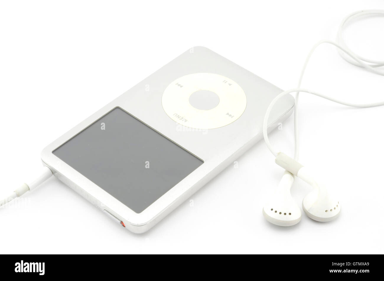 MP3-Player mit Kopfhörer, isoliert auf weiss Stockfoto