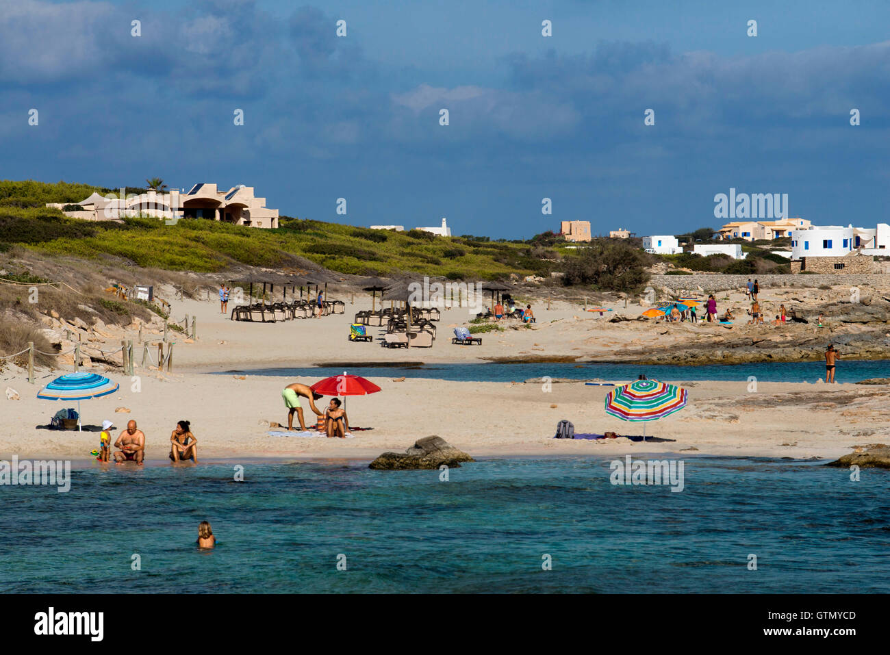 Ses Platgetes Strand in Es Calo de San Agusti, Insel Formentera, Mittelmeer, Balearen, Spanien. Kann Rafalet Restauran Stockfoto