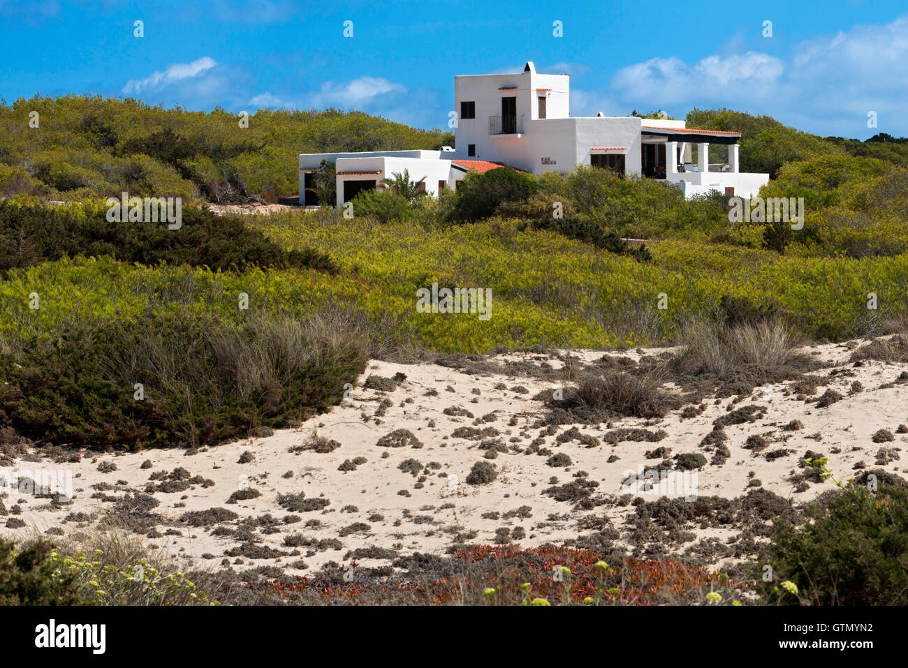 Typische weiße Haus von Formentera. Migjorn Strand, Insel Formentera, Balearen Inseln, Spanien. Stockfoto