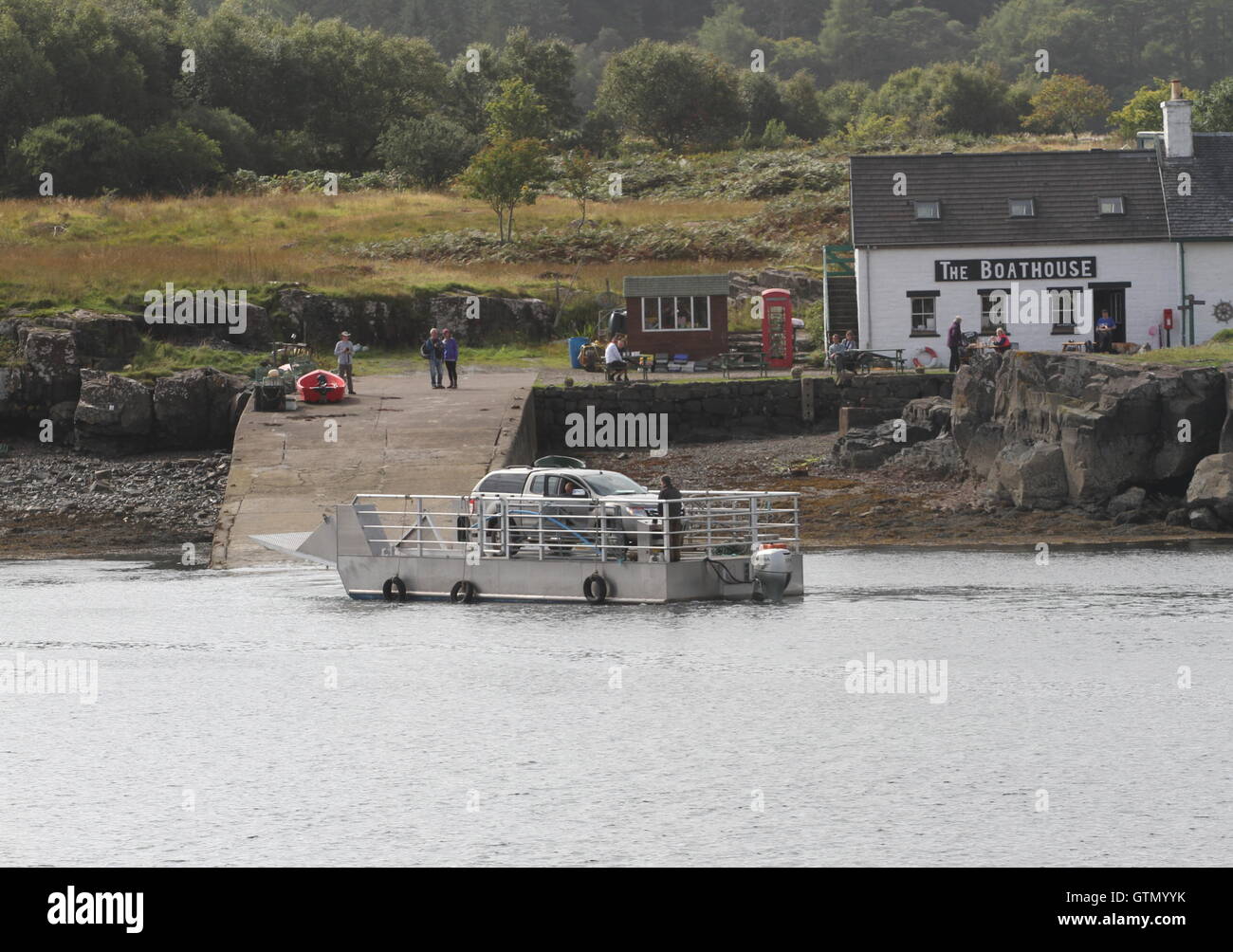 Auto auf kleine Autofähre in Sound von ulva Schottland september 2016 Stockfoto